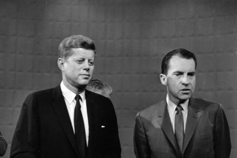 Σαν σήμερα, 8 Νοεμβρίου, το 1960: Σε μια μεγάλη εκλογική μάχη, ο Τζον Φ. Κένεντι των Δημοκρατικών κερδίζει το Ρίτσαρντ Νίξον και γίνεται ο νεότερος πρόεδρος των ΗΠΑ σε ηλικία 43 ετών.